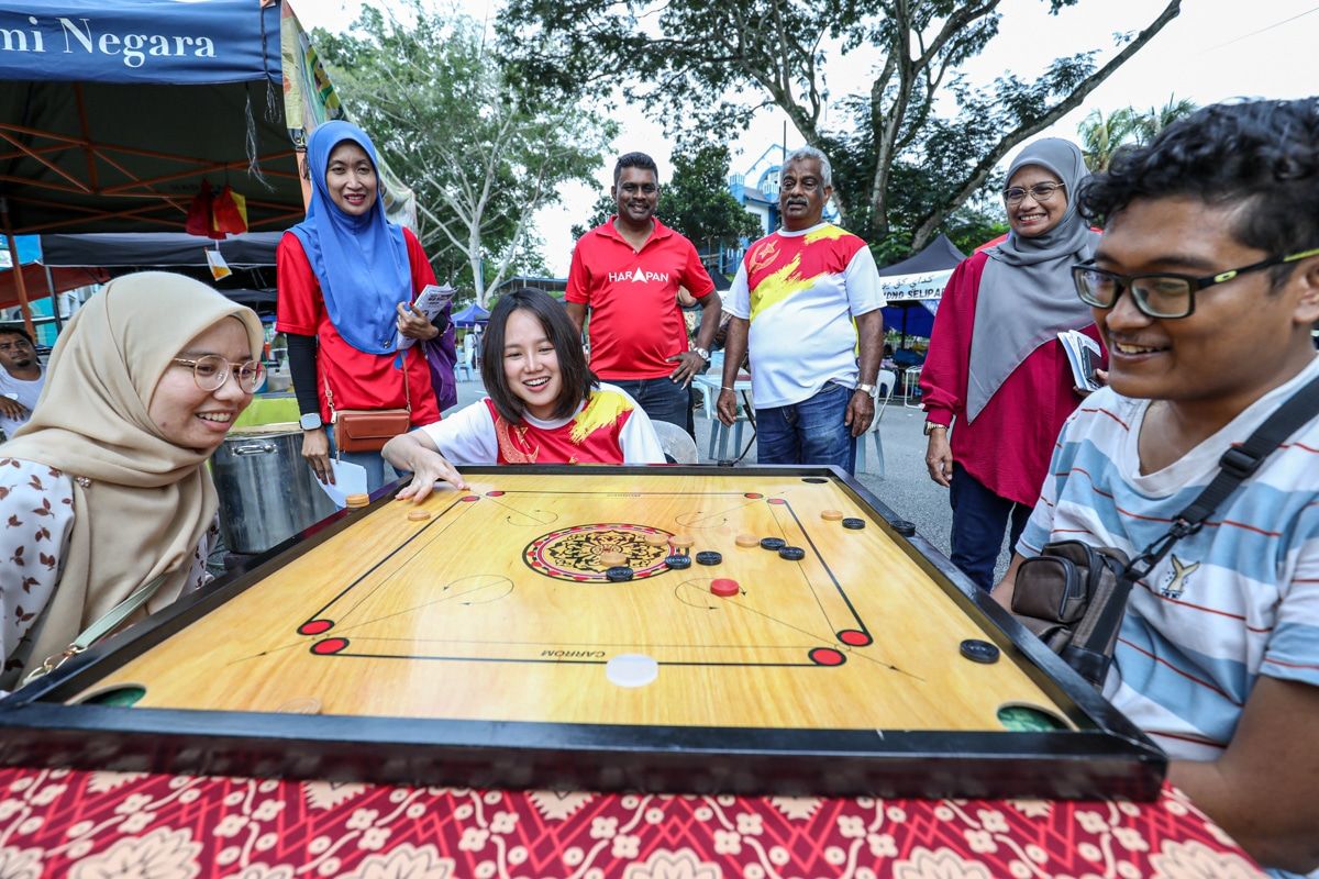 【新古毛补选/视频】暂停下繁忙拜票步伐  居民邀彭小桃一起玩棋盘！