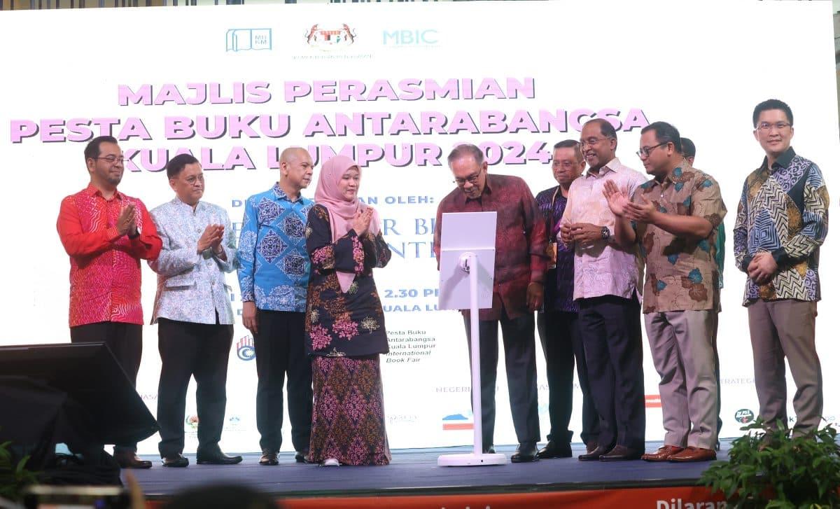 Menteri: 2.3 juta murid, pelajar lepasan menengah tebus baucar buku