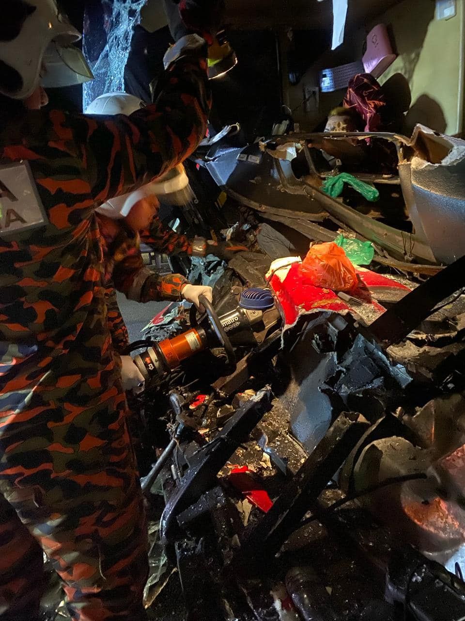 长途巴士撞拖里后面 司机和4乘客受伤