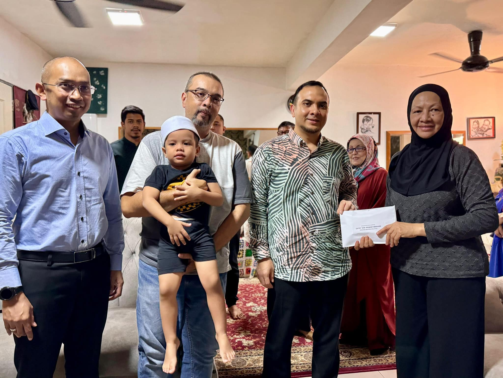 Pelakon wanita derita barah payu dara terima bantuan PM