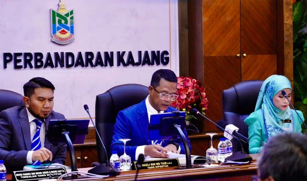 非法垃圾场倒垃圾  加影市会扣押46罗里