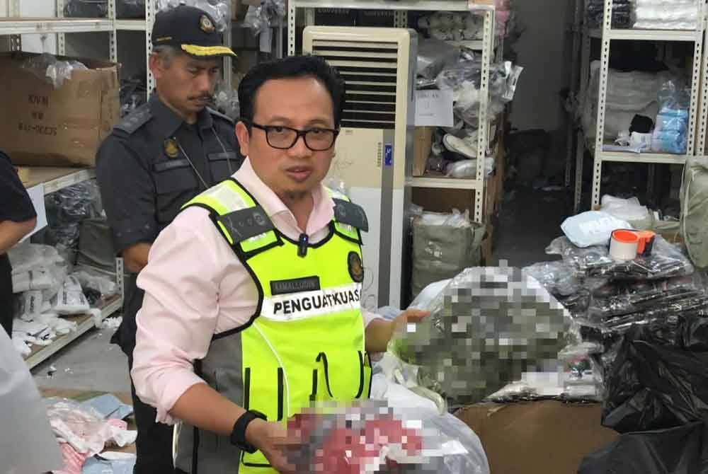 突击怡保某场所发现 总值13.55万令吉冒牌鞋袜