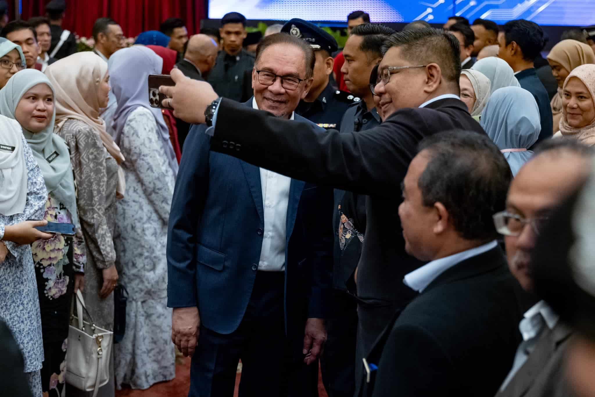 领养甘榜计划：首相促阁员与长官尽速呈名单