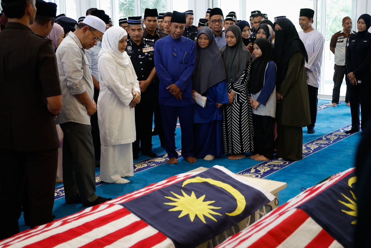 Queen pays last respects to two slain policemen