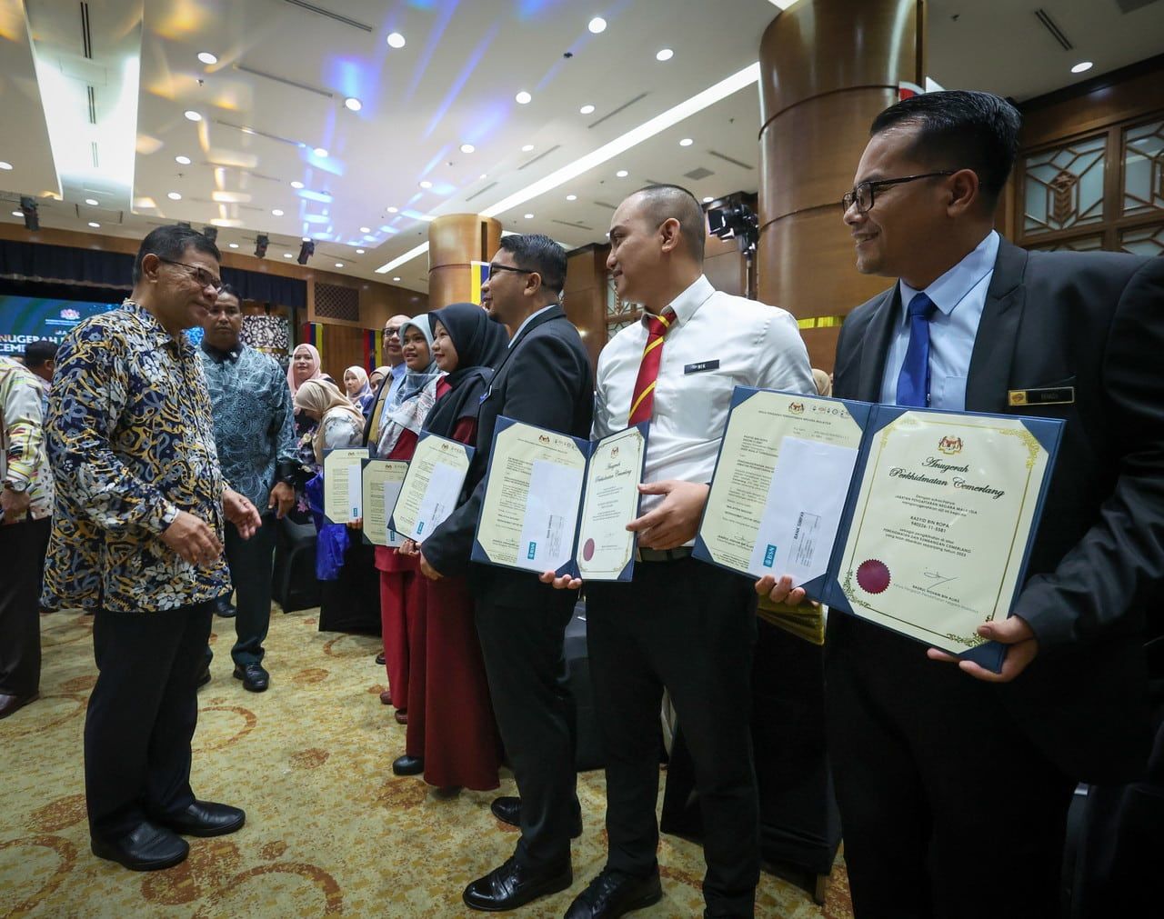 夫妻领养儿童使用假身份  长大转办大马卡无所遁形