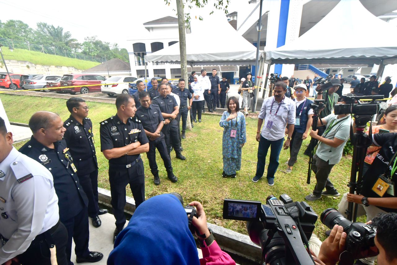 Calon Kerajaan Perpaduan tinjau proses undi awal, seru tunai tanggungjawab