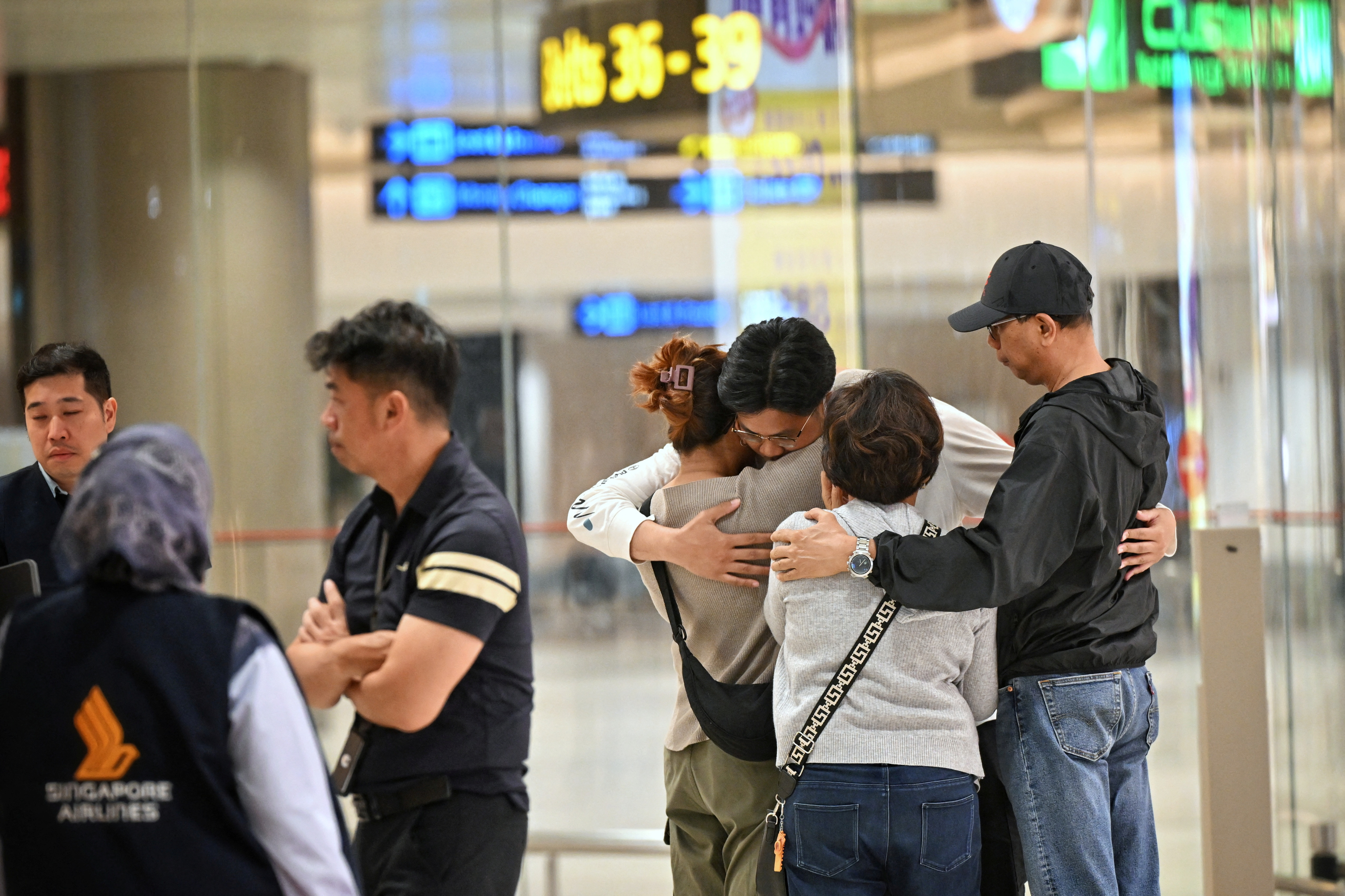 Singapore Airlines plane made ‘dramatic drop’, people flung upwards, says passenger
