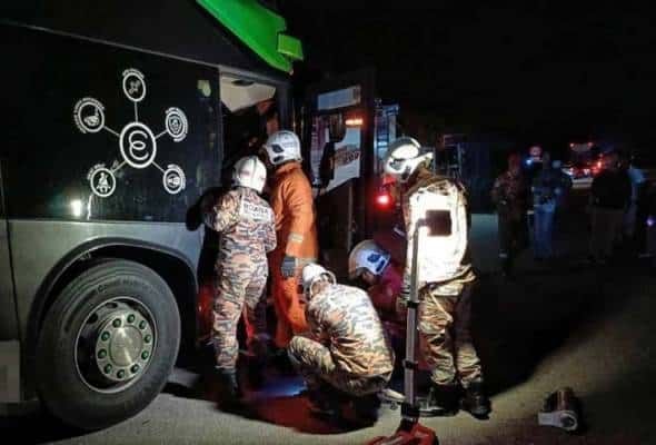 长途巴士撞罗里 司机受伤.36乘客平安