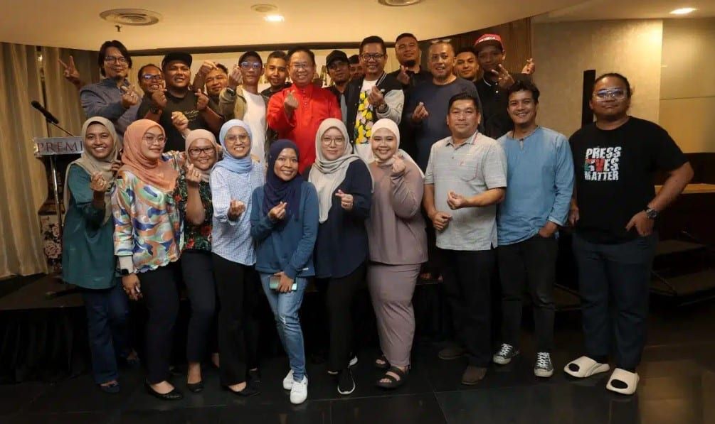 设宴款待媒体同欢聚    梁德志鼓励续提供好报道