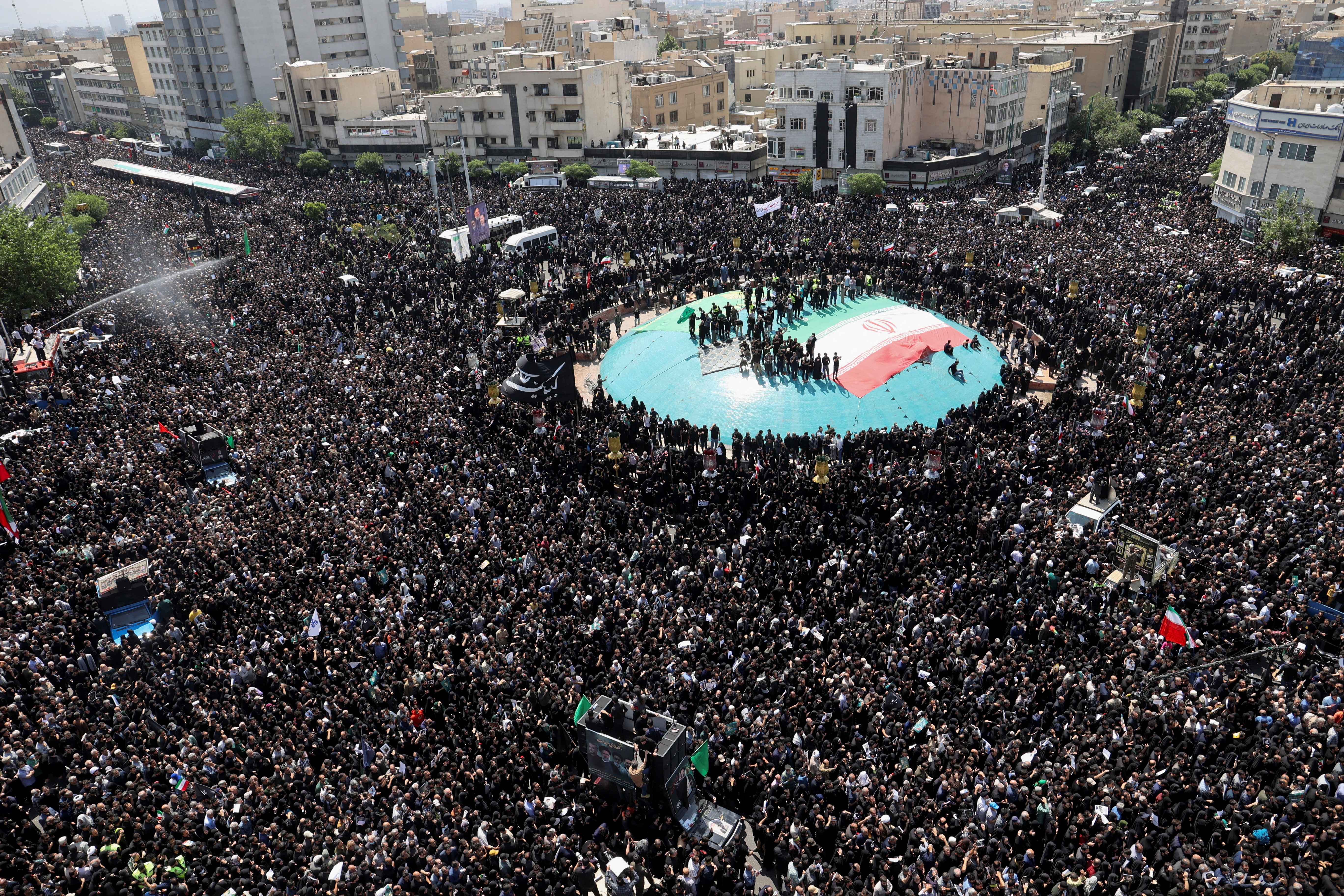 Thousands mourn at Iranian president's memorial