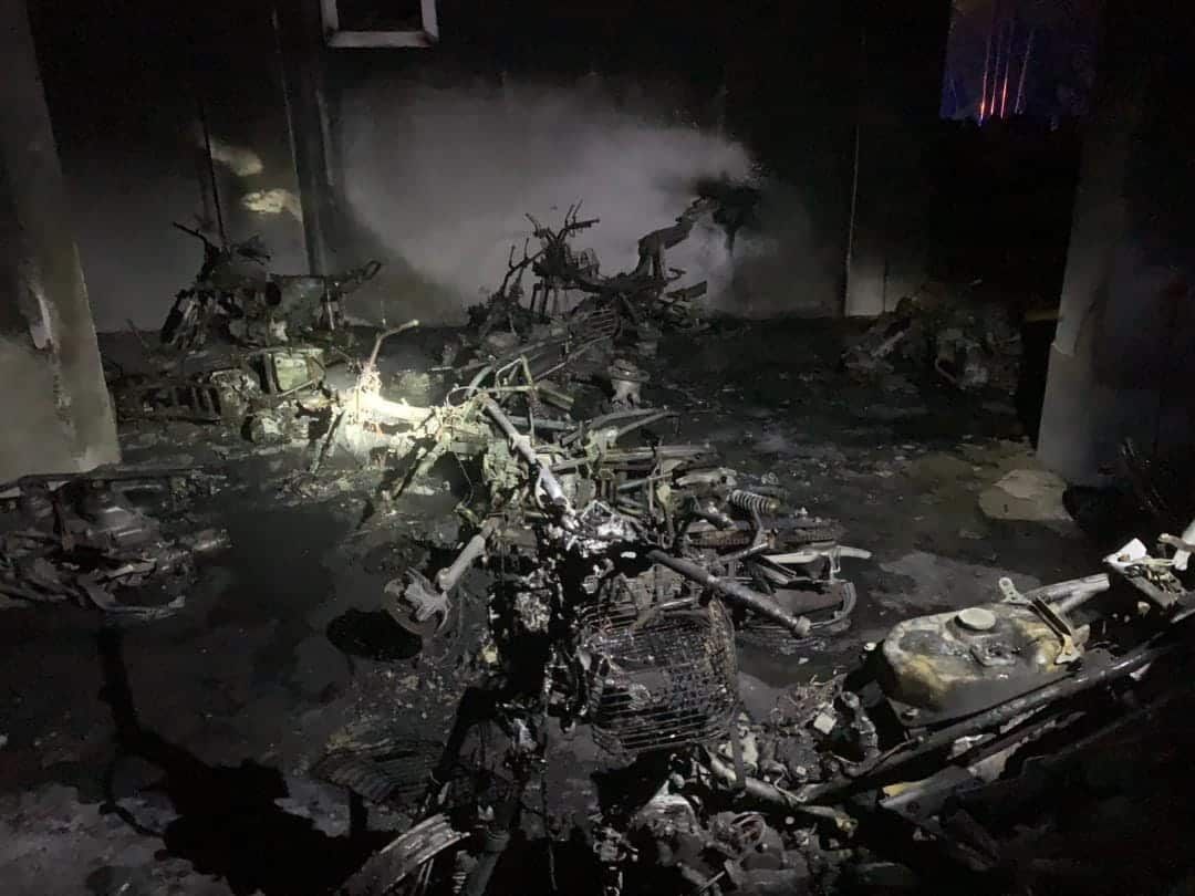 玻璃市大学宿舍停车场失火  26摩托全毁.10辆轻微受损