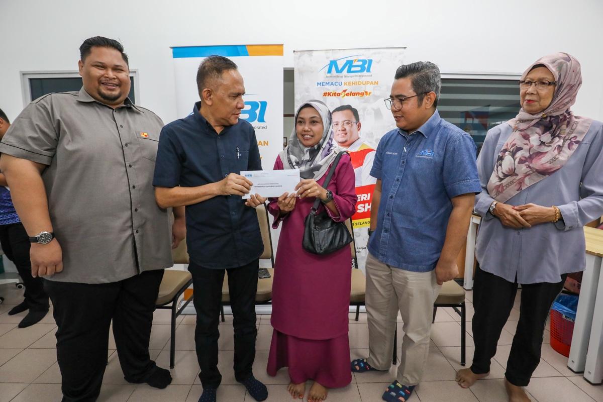 MBI serah RM27,000 bantu sembilan keluarga mangsa kebakaran di Gombak