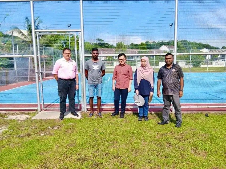 புட்சால் திடலை சீரமைக்க ரவாங் சட்டமன்ற உறுப்பினர் வெ.20,000 ஒதுக்கீடு