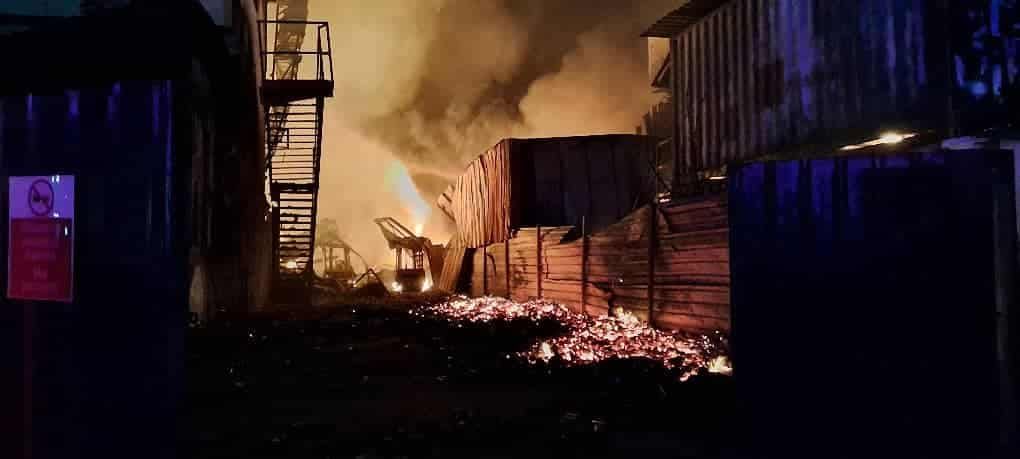 振林山存易燃物品仓库失火   殃及7厂.损失待估