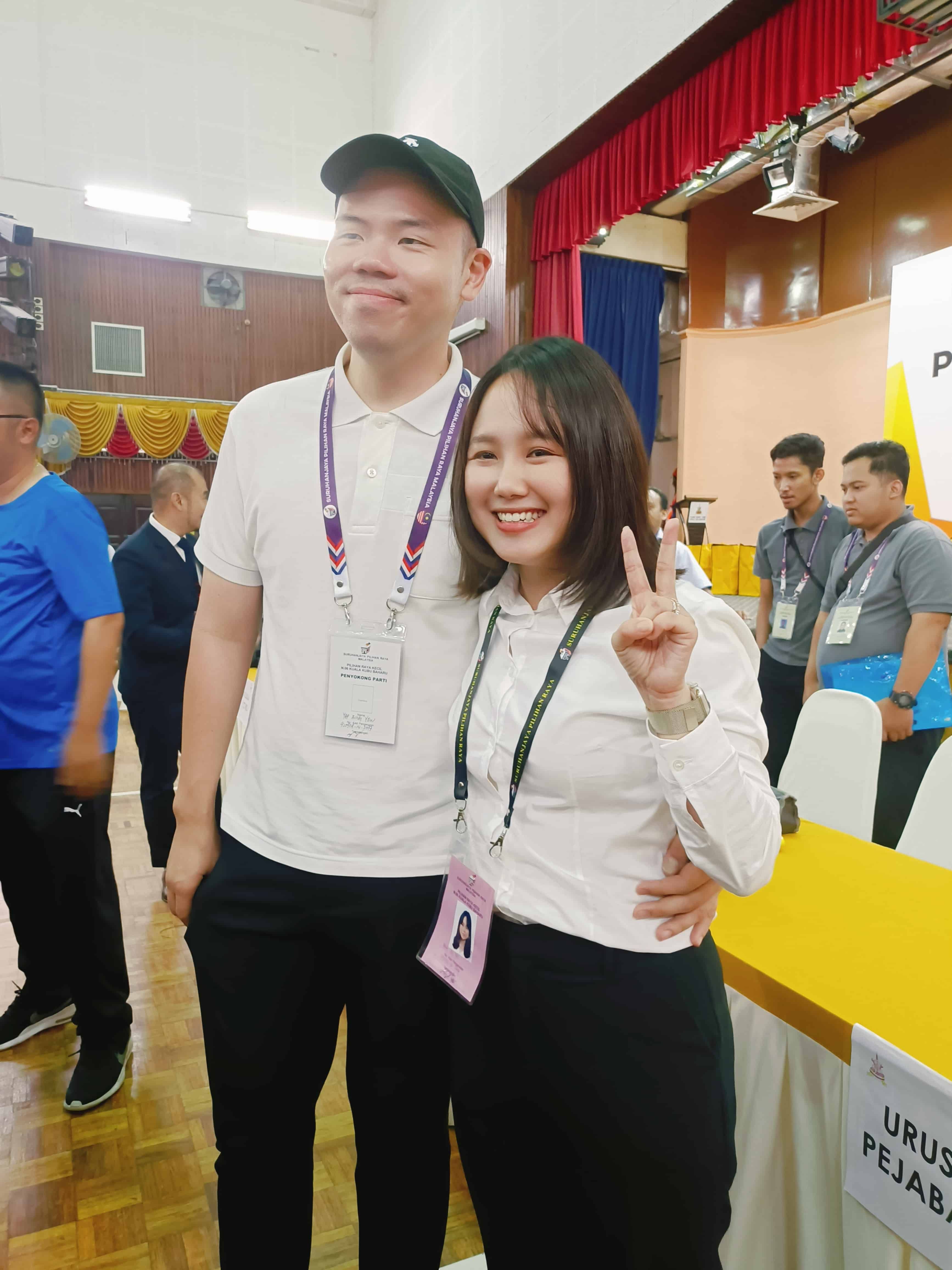 【新古毛补选】丈夫甜拥恭喜爱妻胜选  赞小桃负责任.吁选民放心