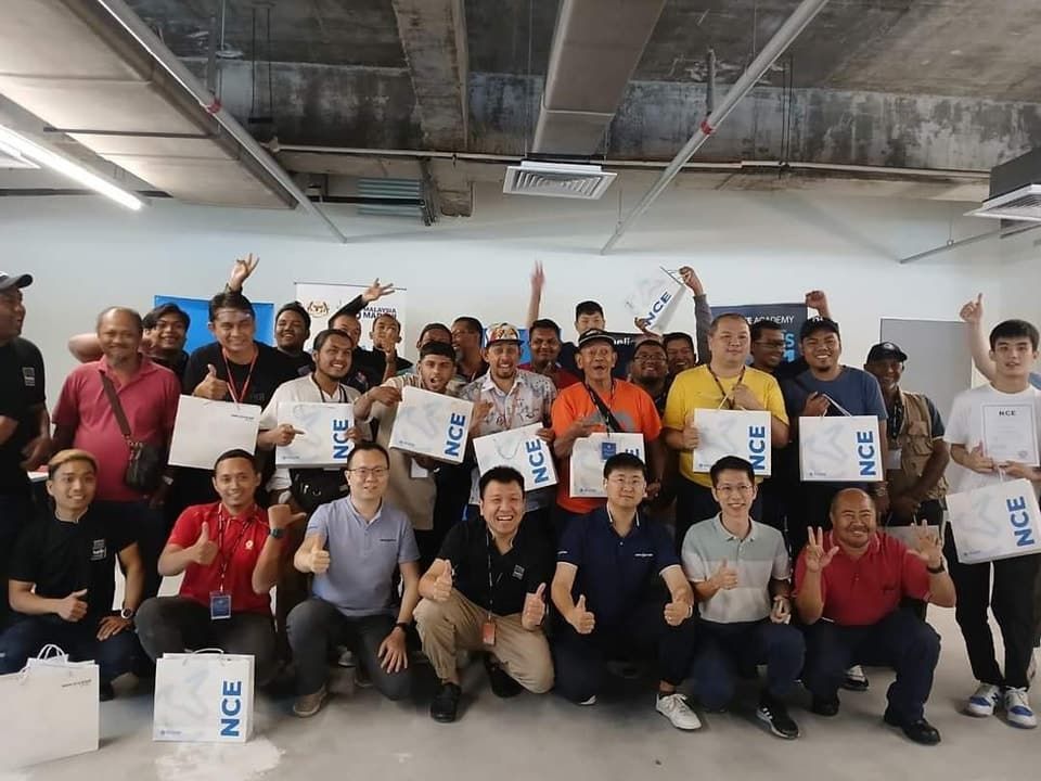 李健聪和私企提供免费LED显示课程 31人通过考试发展潜能大