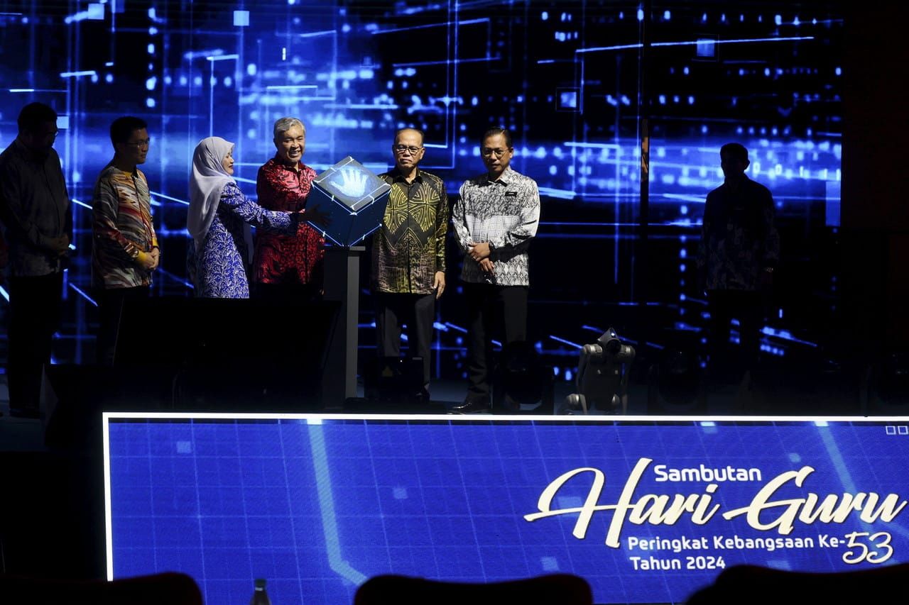 确保学生“爬树连网”不重演 扎希：分阶段推一人一平板