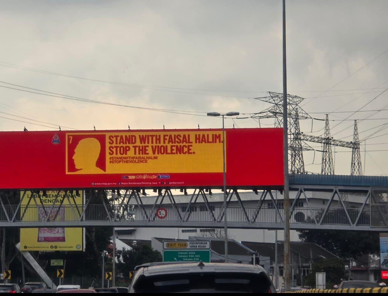 Papan iklan besar solidariti Faisal Halim dipasang sekitar Lembah Klang