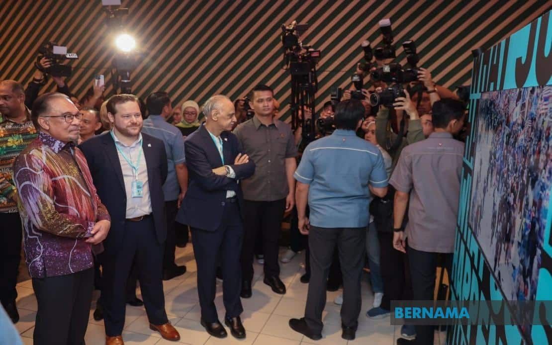 Anwar visits Post-Normal Era Madani Exhibition