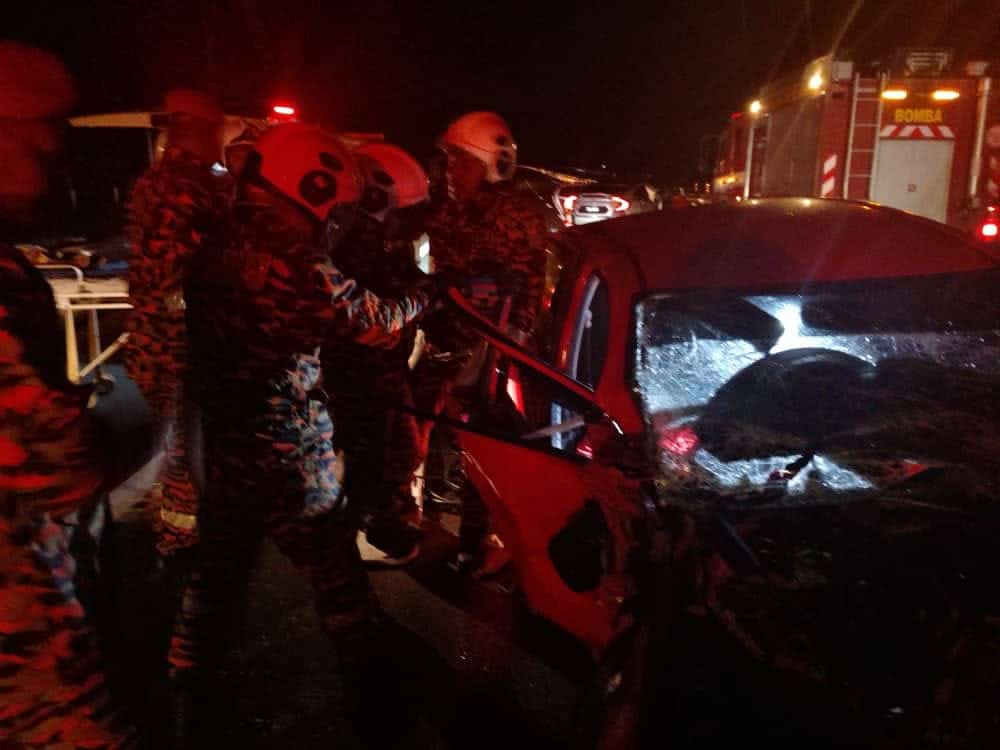 Tiga maut, enam cedera dalam kemalangan dua kereta di WCE