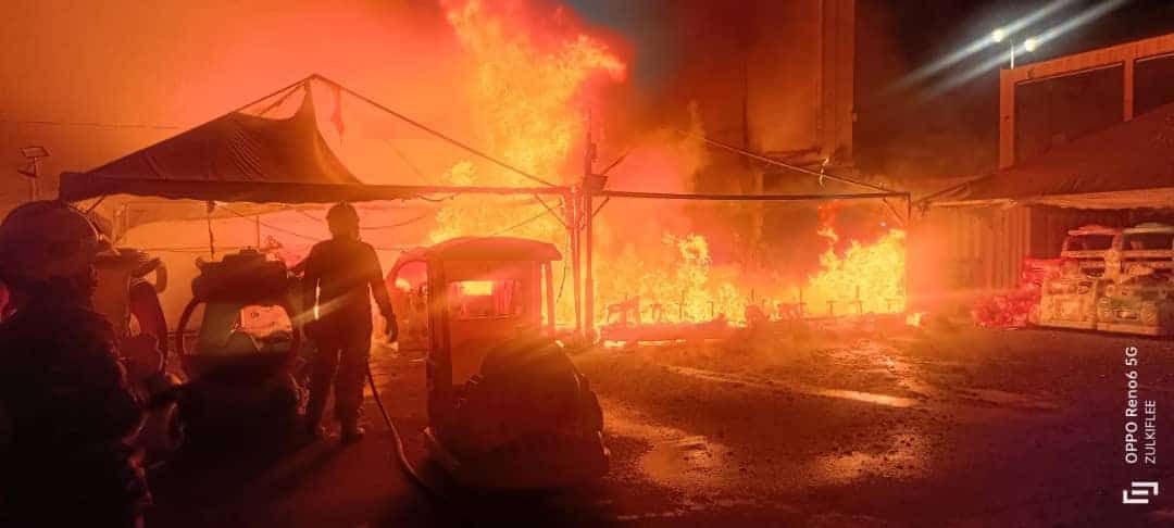 场所失火近30儿童玩具车被烧毁