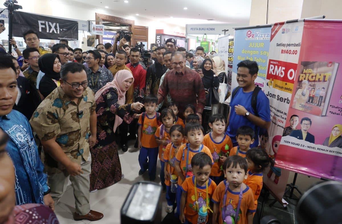 Anwar umum pemberian baucar buku RM100 untuk pelajar sekolah, IPT