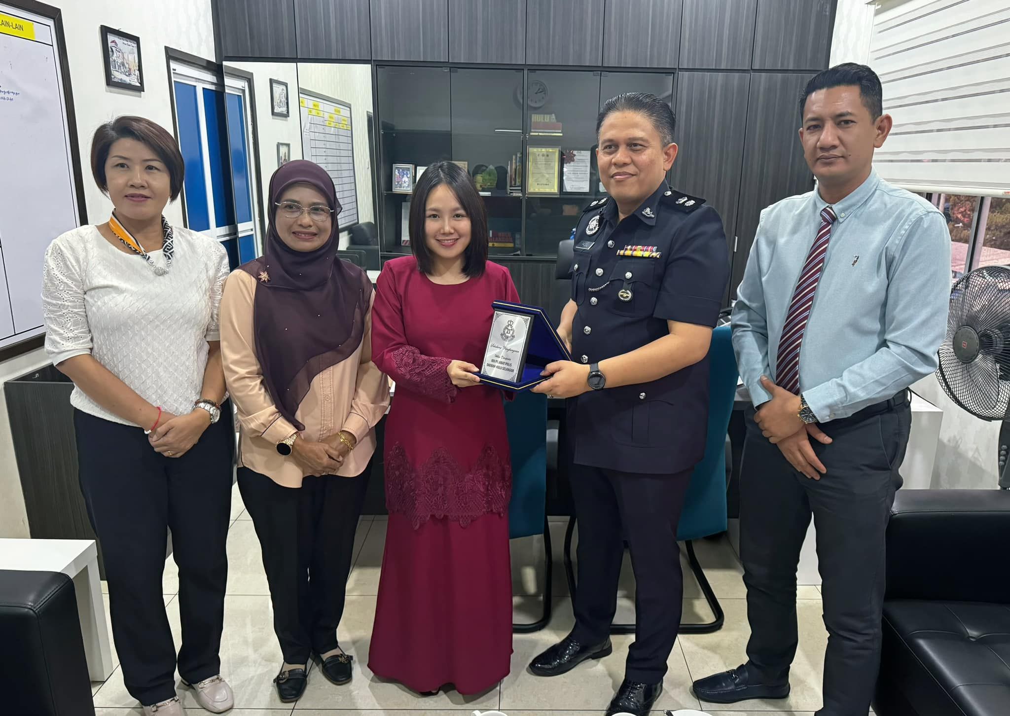 拜访新古毛消拯局及警局  彭小桃冀加强与社区合作