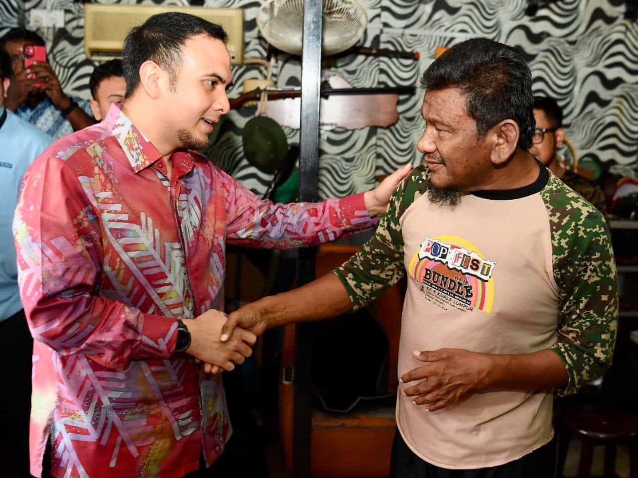 Anwar sampaikan sumbangan kepada Ebby Yus, doakan terus kuat, segera sembuh