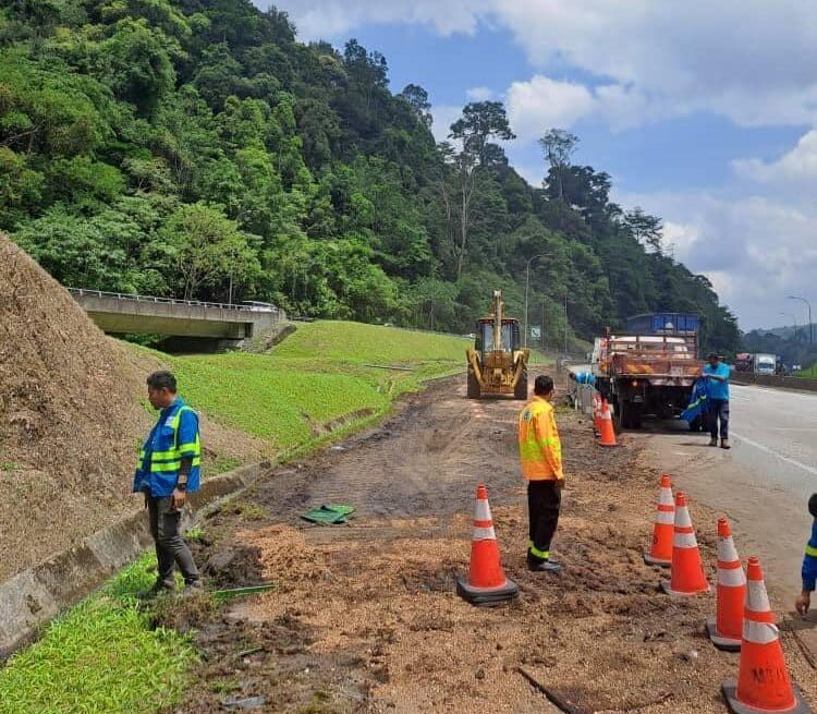 சாலை விபத்தினால் செம்பனை எண்ணெய் கசிவு- லுவாஸின் துரித நடவடிக்கையால் நீர் மாசுபாடு தவிர்க்கப்பட்டது