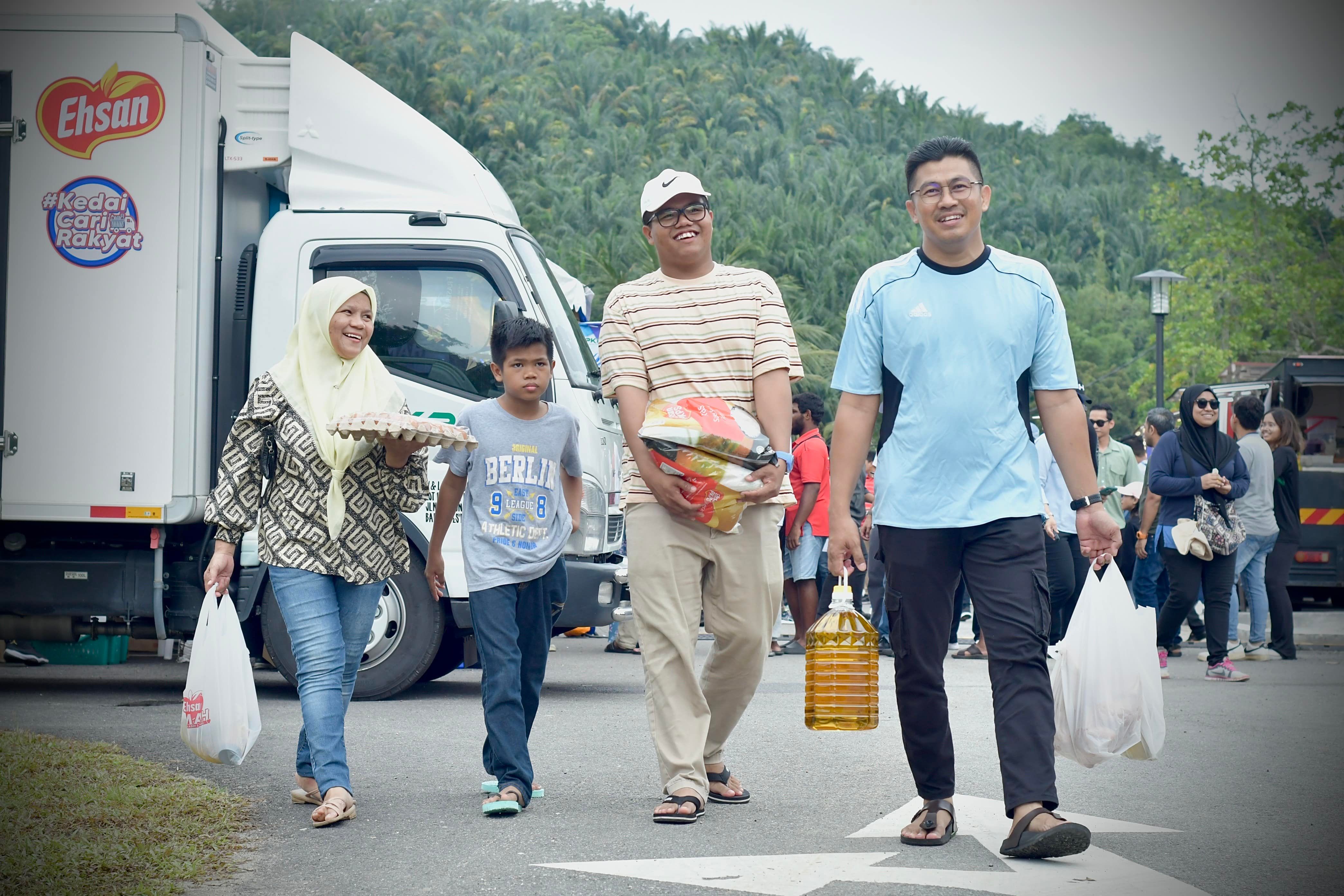 JER: Pengunjung puas hati kualiti barang, beli bekalan makanan bulanan