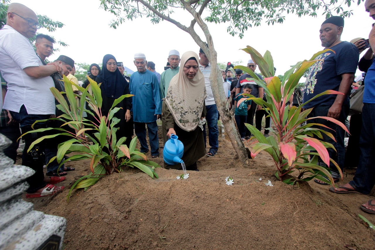 Jenazah Konstabel Muhamad Syafiq selamat dikebumikan ikut adat istiadat polis