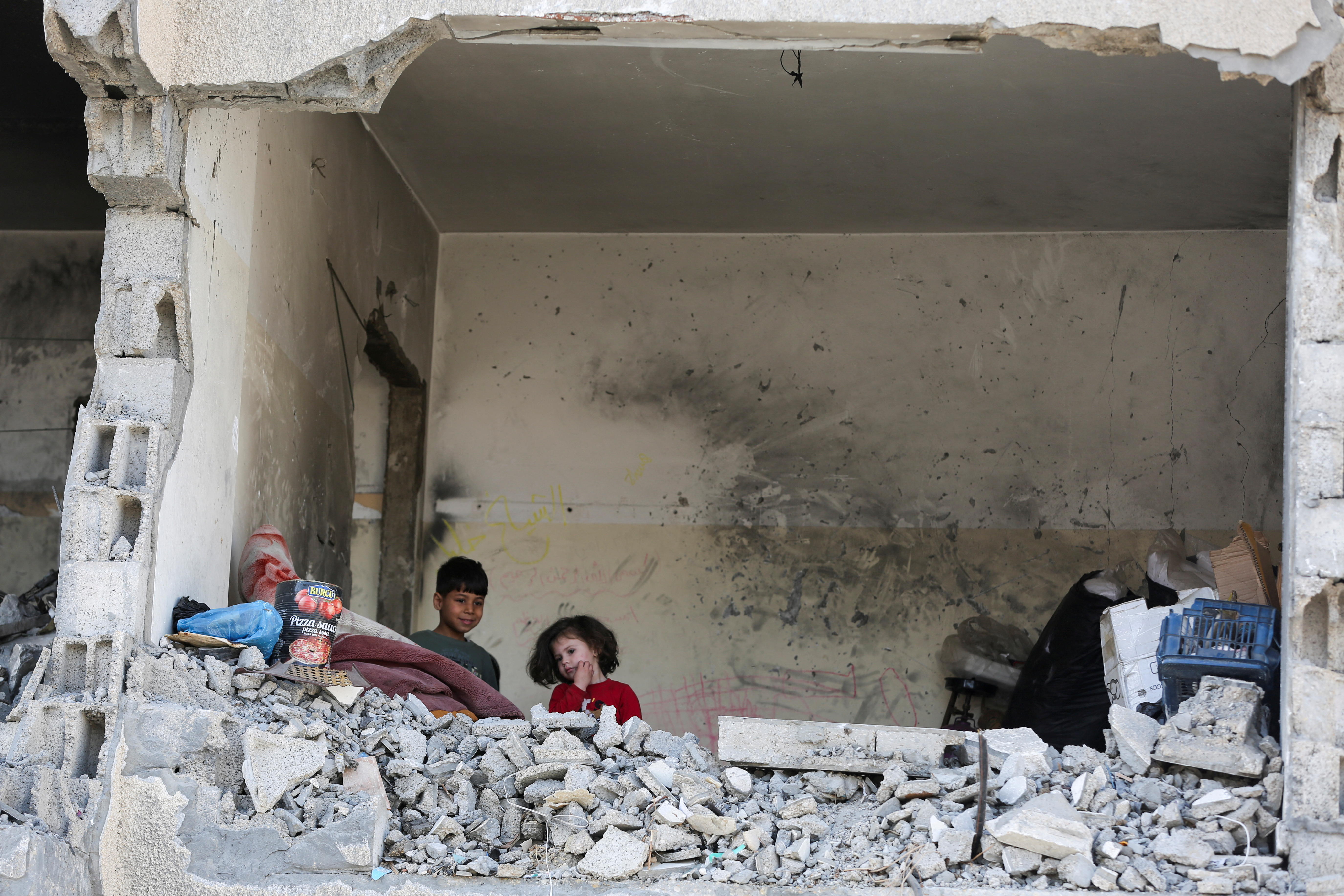 Israeli forces move deeper into Rafah in night of heavy battle