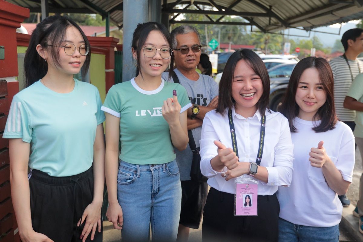 Harapan candidate visits KKB voting centre with twin sister