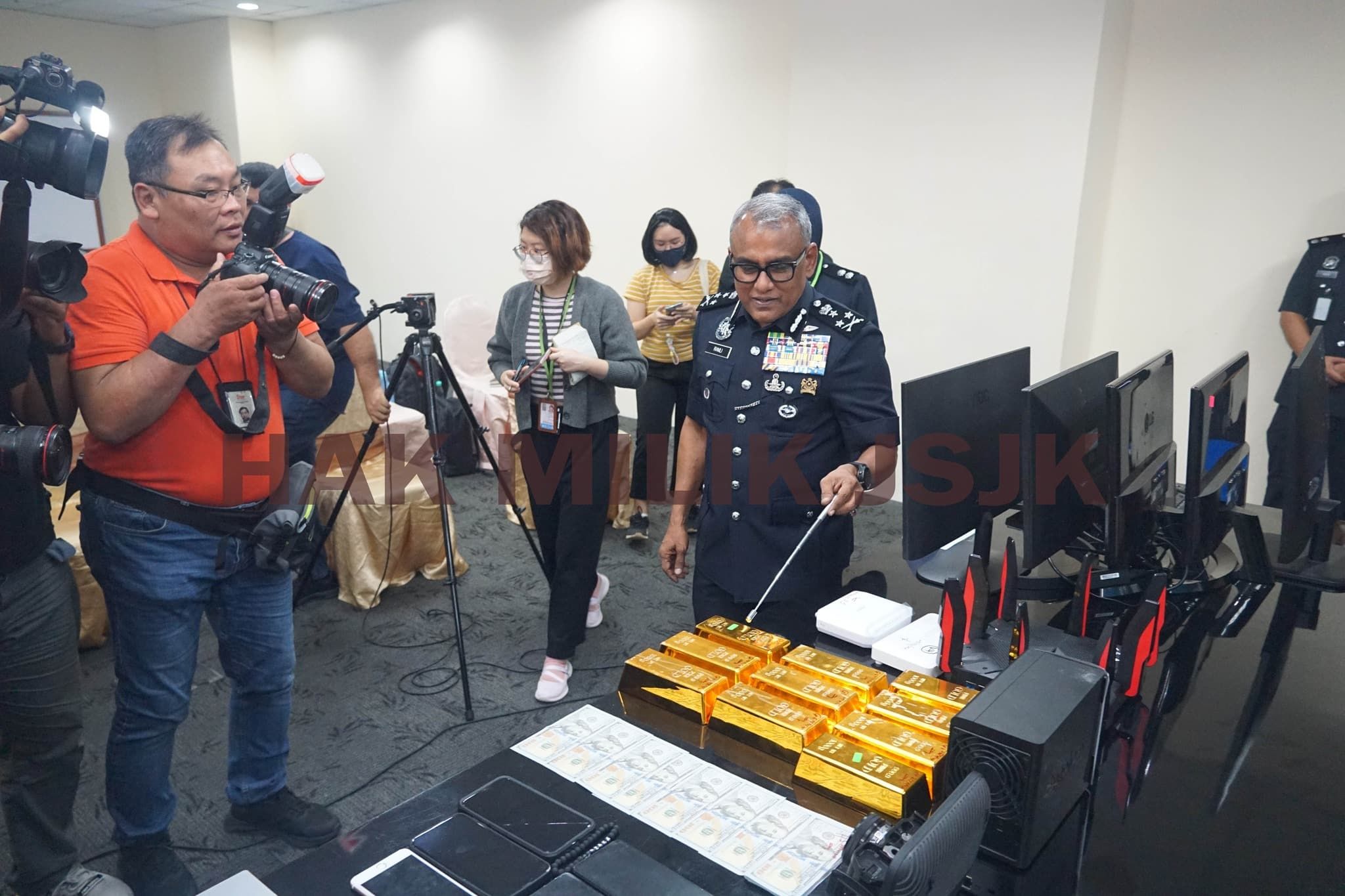 警方突击2场所捕8人 捣毁TikTok投资欺诈集团