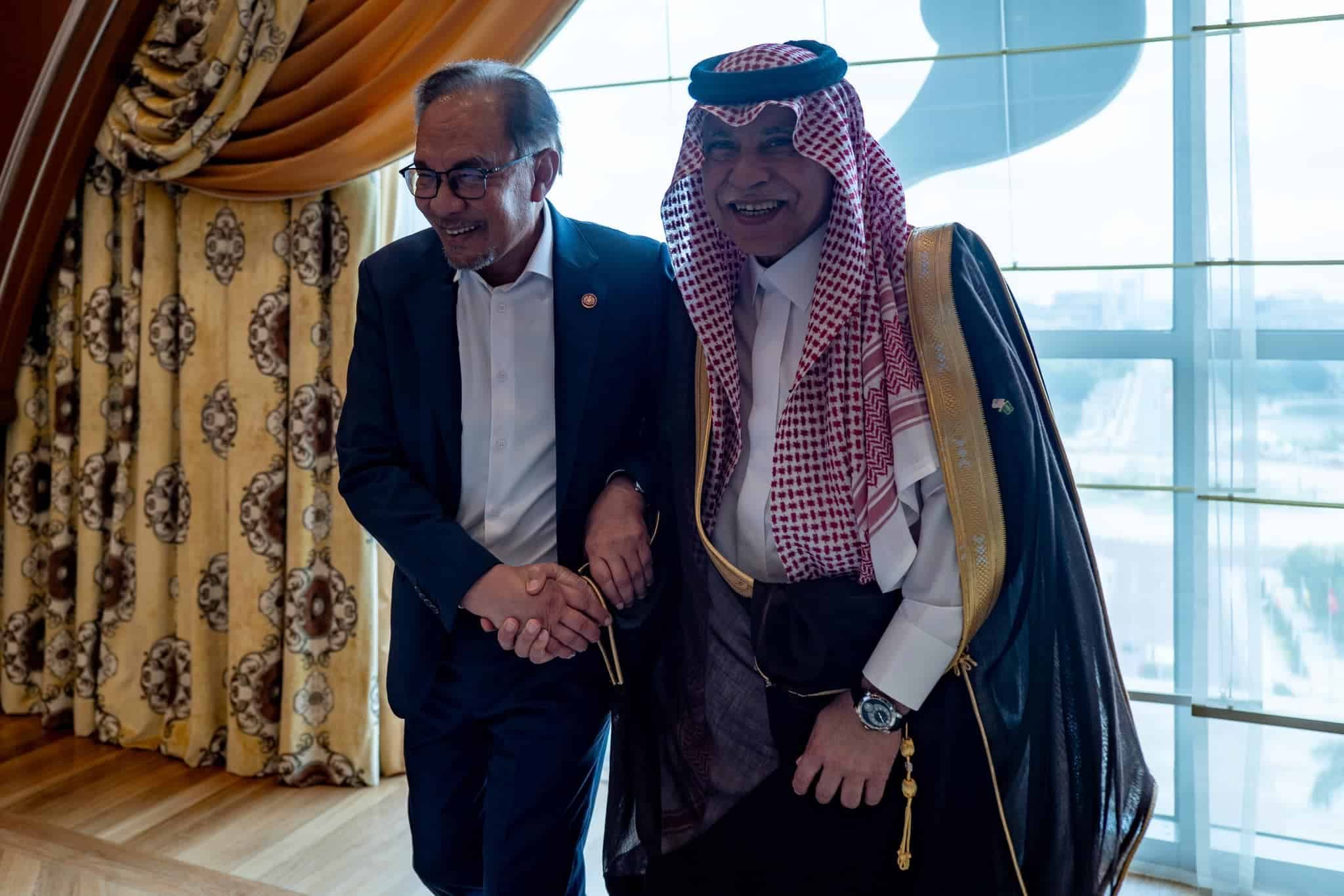 PM Anwar receives courtesy visit from Saudi Arabia's trade minister