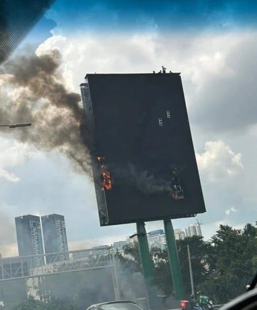 警方调查联邦大道广告牌今午起火案