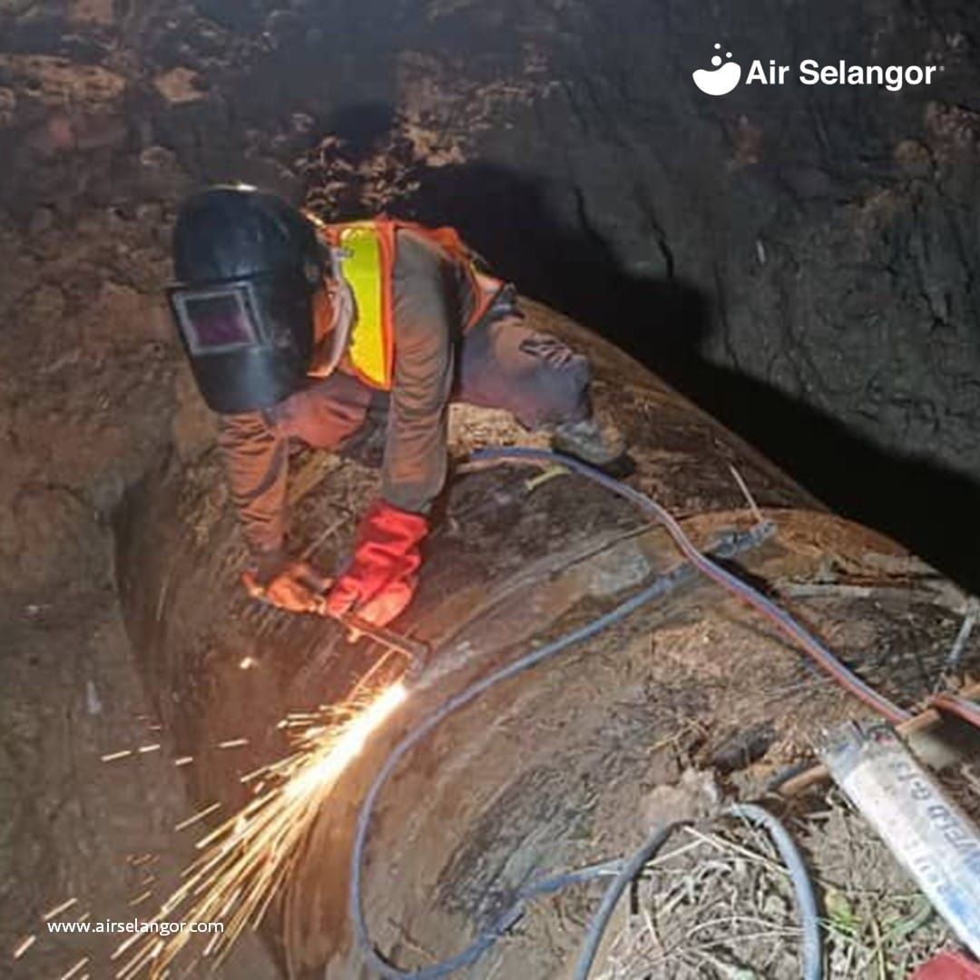 迪曼路水管抢修完毕  莎阿南.灵市正分阶恢复水供