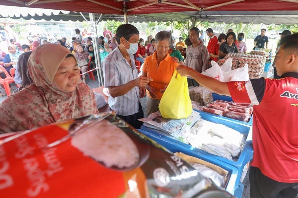 Ayam RM10 seekor antara barangan asas murah di empat lokasi pagi ini