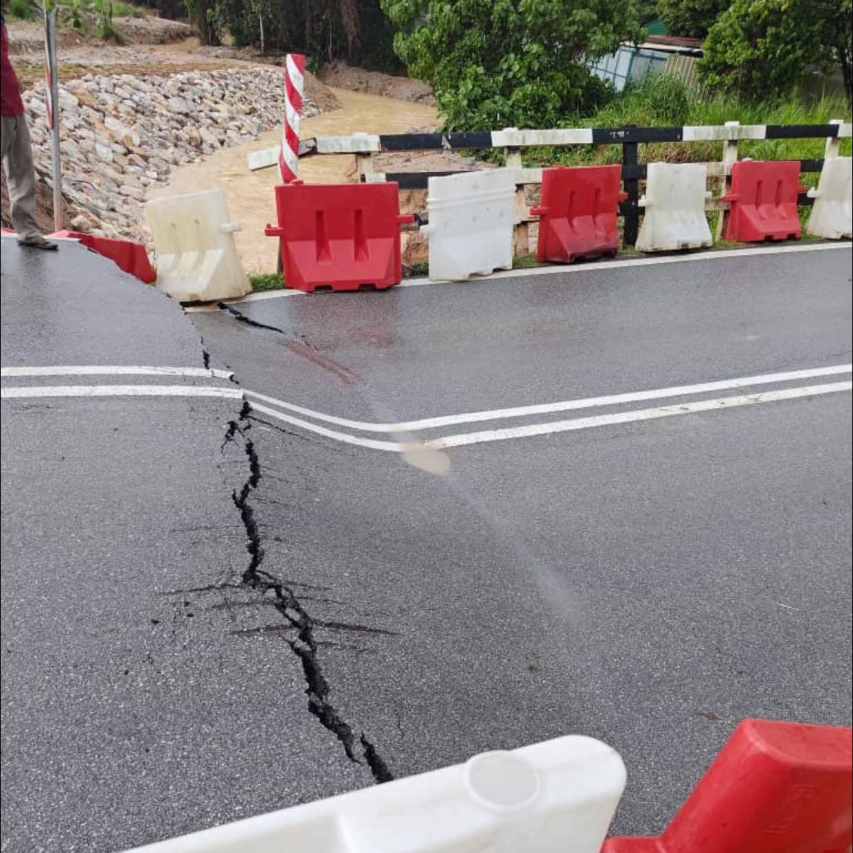 Selangor PWD, MPKJ take immediate action at Semenyih landslide area