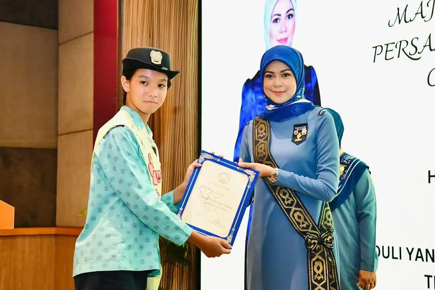 சிலாங்கூர் சாரணர் இயக்க உறுப்பினர்களுக்கு சான்றிதழ்- மேன்மை தங்கிய தெங்கு பெர்மைசூரி வழங்கினார்