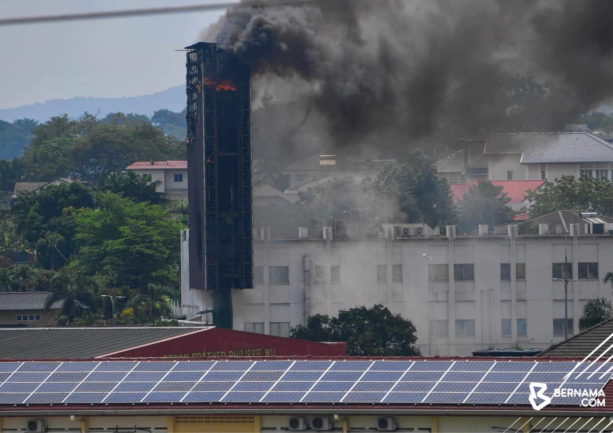 Papan iklan digital tepi Lebuhraya Persekutuan terbakar