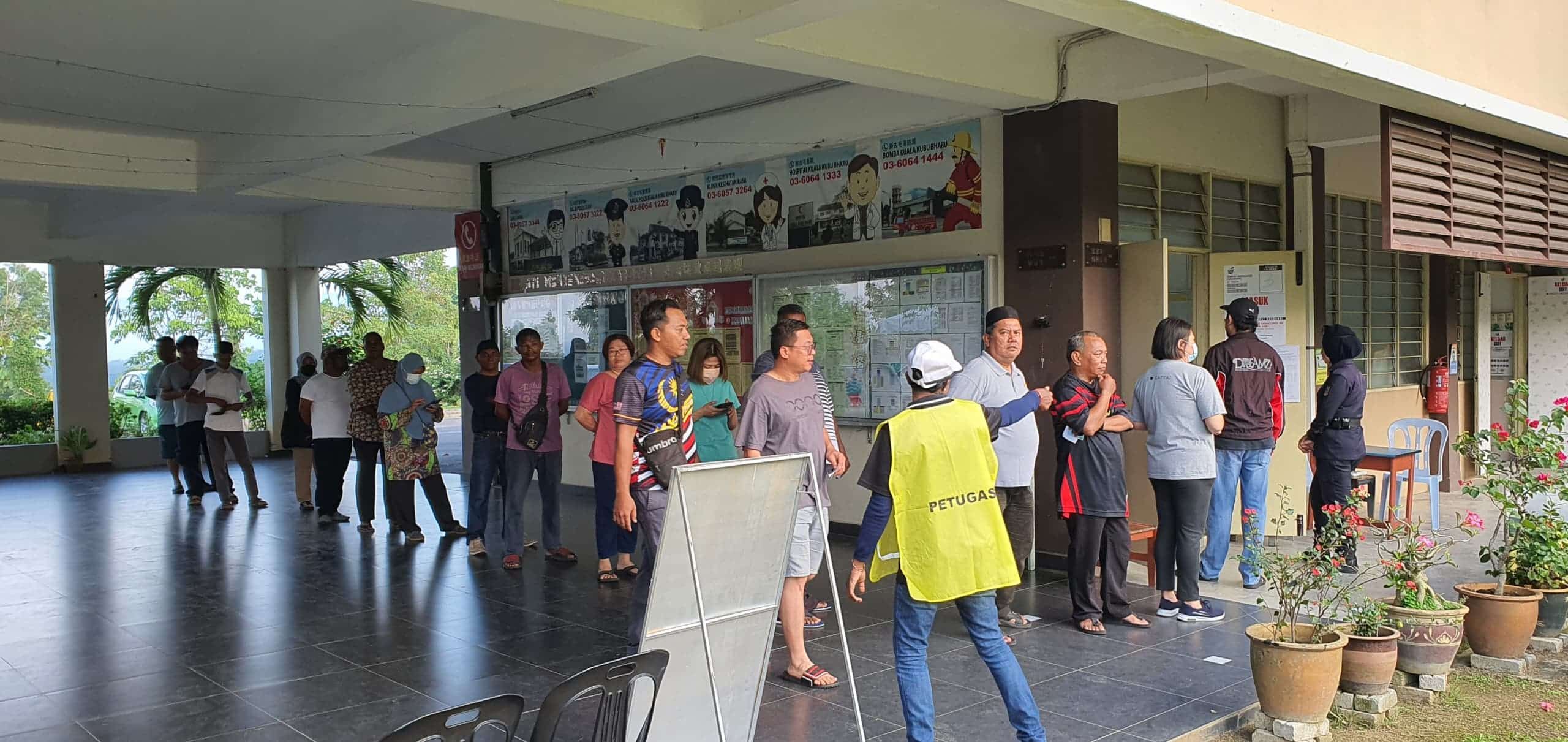 【新古毛补选】叻思华小投票中心井然有序 安哥安娣大清早投选新YB