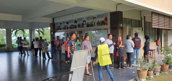 【新古毛补选】叻思华小投票中心井然有序 安哥安娣大清早投选新YB