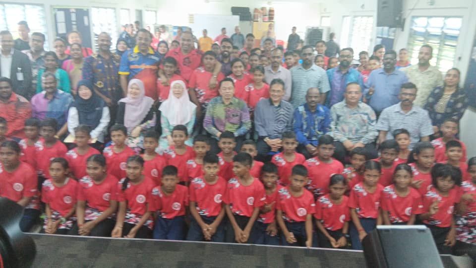 கெர்லிங் தோட்டத் தமிழ்ப் பள்ளிக்கு பிரதமரின் துணைவியார் டத்தோ ஸ்ரீ டாக்டர் வான் அசிசா வருகை.