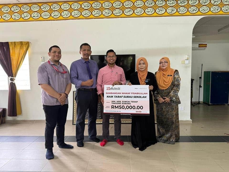 Sempena Hari Guru, dua sekolah terima agihan wakaf RM100,000