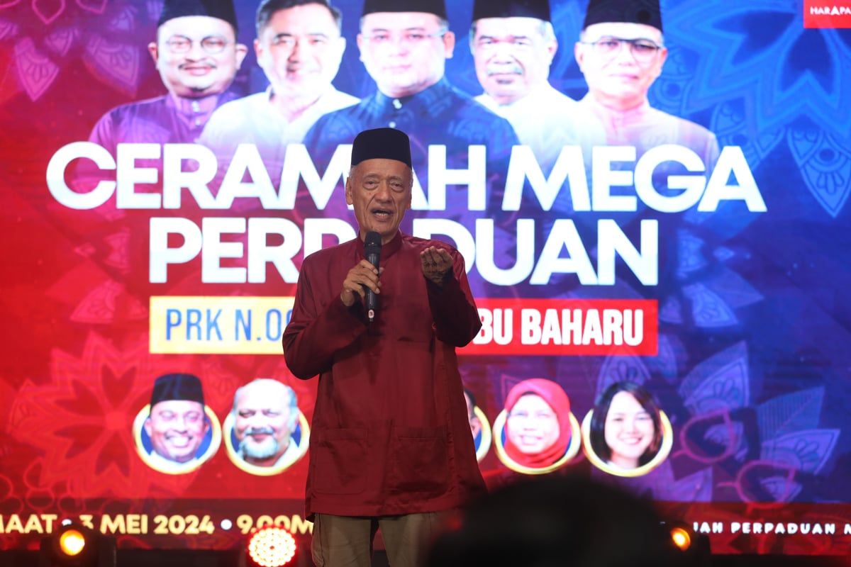 【新古毛补选】泰益穿4届必胜战袍站台 冀年轻有干劲小桃旗开得胜