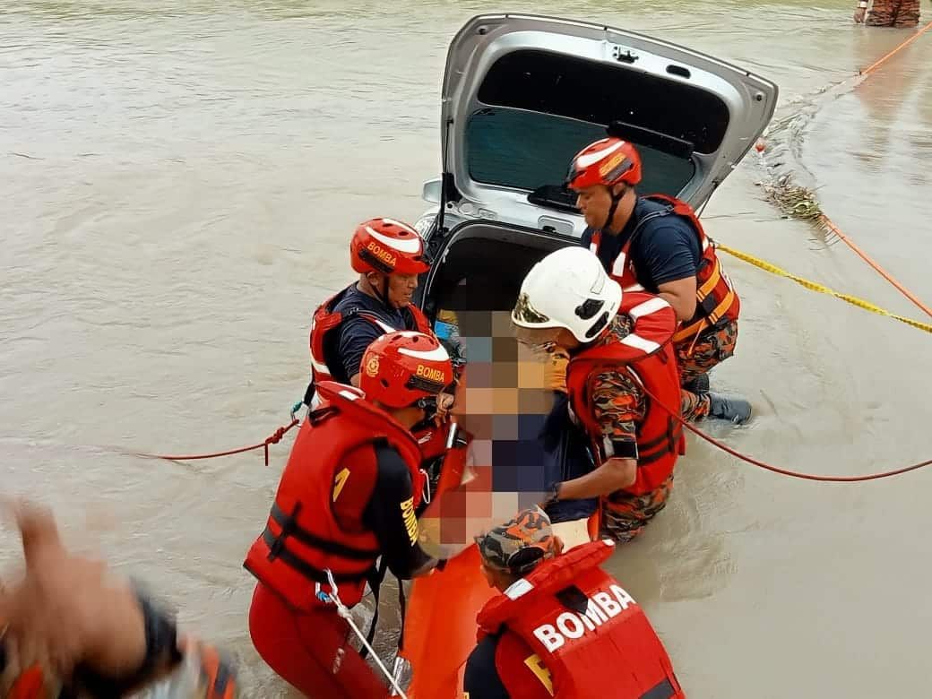 轿车坠河.女司机溺毙