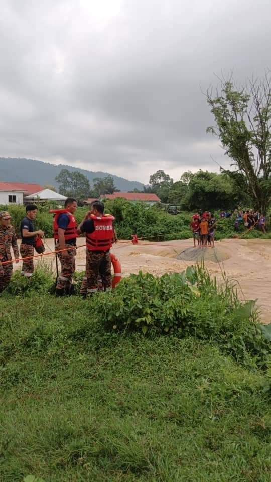 河水湍急致受困河中大石  6孩童和少年获救
