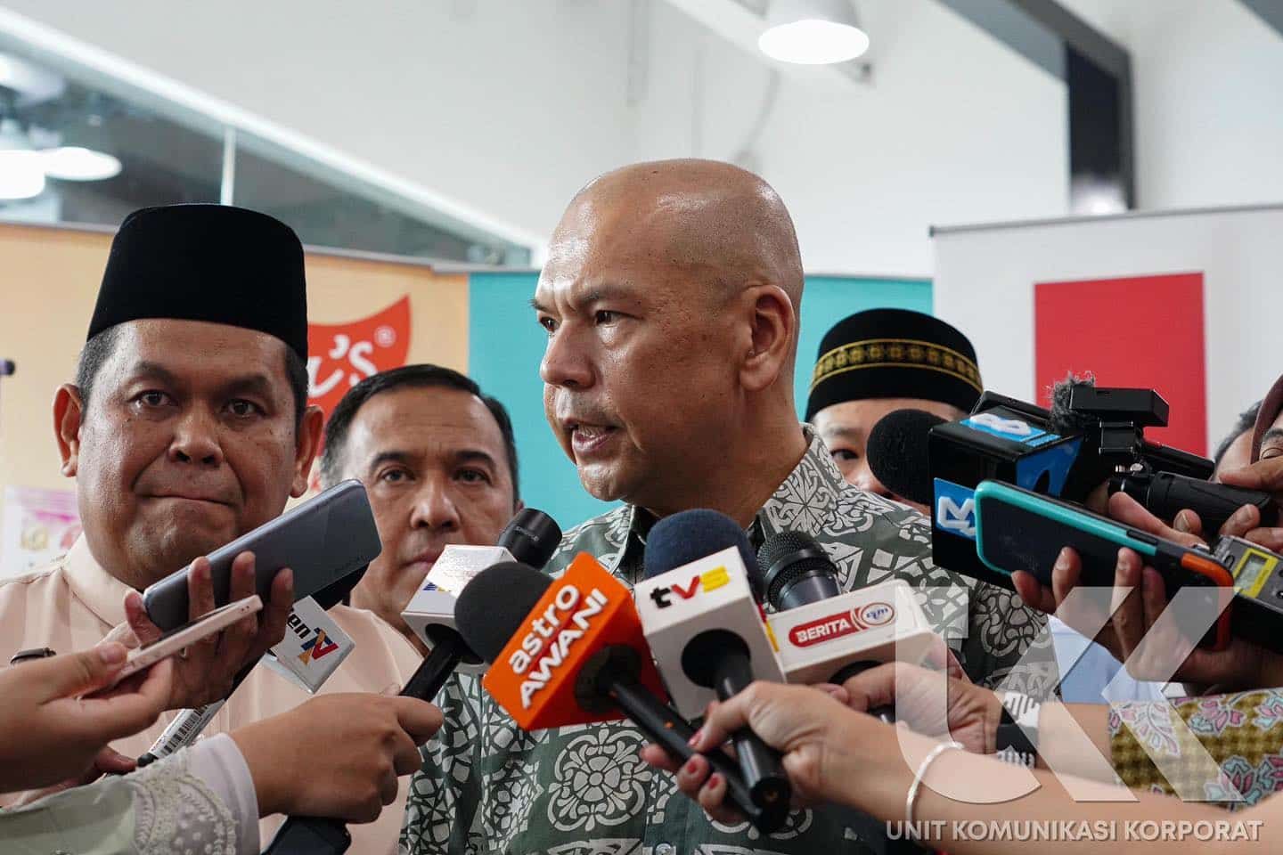 贸消部突击灵市甲洞4店 起获153片假冒车前挡风玻璃