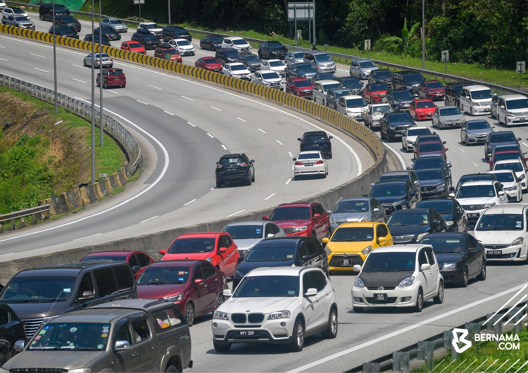 Aliran trafik di lebuh raya perlahan setakat 8.30 malam